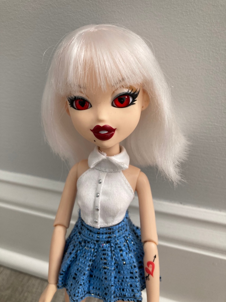 It's been a while since I last posted something Bratzillaz related, so  here's some pictures of a new addition to my collection to rec